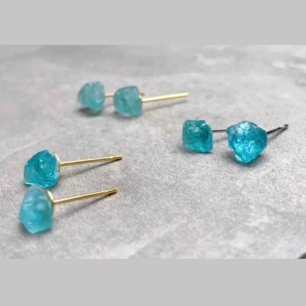 π New Raw Aquamarine Crystal Stud Gemstone Earrings - Picture 2 of 8